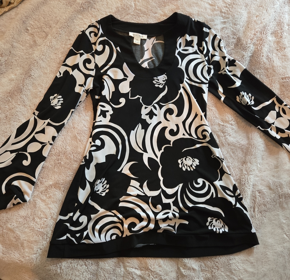 White House Black Market Black and White Floral Scoop Neck Tunic